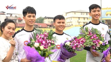 Quang Hải, Văn Hậu, Đình Trọng đón sinh nhật sớm bên đồng đội