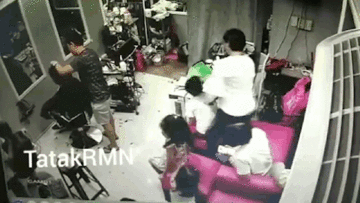 Kinh hoàng khoảnh khắc xe mất lái đâm vào tiệm làm tóc đông người