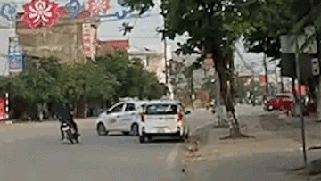 Xe máy phóng nhanh bất ngờ gặp taxi sang đường và pha bay người xuất thần