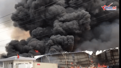 Cháy lớn ở khu công nghiệp, khói đen khổng lồ bốc cuồn cuộn