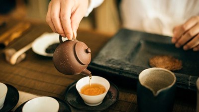 Uống trà nóng và uống nhanh gia tăng nguy cơ ung thư thực quản