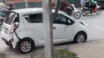 Hà Nội: Xe 'điên' lùi trúng cột điện rồi lao ra giữa đường Trường Chinh