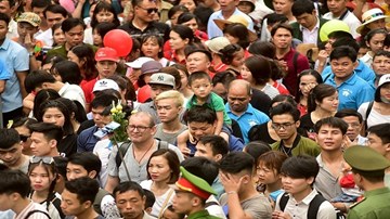 Dòng người chen chân về dâng hương đền Hùng