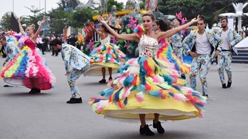 Vũ công Châu Âu nhảy 'bốc lửa' ở lễ hội biển Sầm Sơn