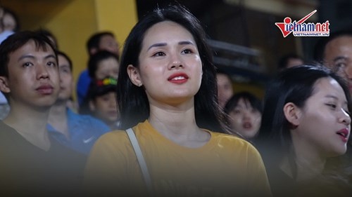 Hotgirl Huyền Trang rạng rỡ trên sân, hò hét hết mình cổ vũ Trọng Đại