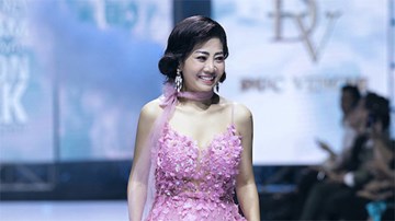 Diễn viên Mai Phương gượng cười catwalk dù đang điều trị ung thư