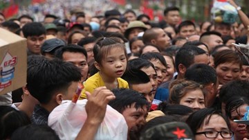 Đền Hùng: Cha mẹ nháo nhác tìm con lạc; nhiều người mất giấy tờ tùy thân