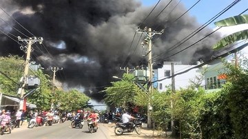 Hiện trường tan hoang bên trong gara 10 ô tô bị thiêu rụi ở Sài Gòn