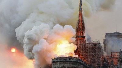 Cháy lớn tại Nhà thờ Đức Bà Paris, người dân quỳ xuống đường cầu nguyện