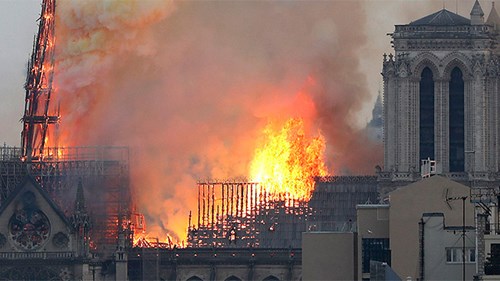 Thế giới thương tiếc Nhà thờ Đức Bà Paris, TT Trump có cách chữa cháy lạ