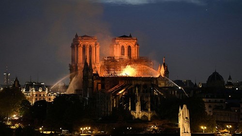 Cháy Nhà thờ Đức Bà Paris: Vì sao lửa khó dập?