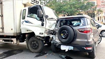 Quảng Bình: Xe tải lao thẳng vào đoàn xe chờ đèn đỏ, 2 người trọng thương