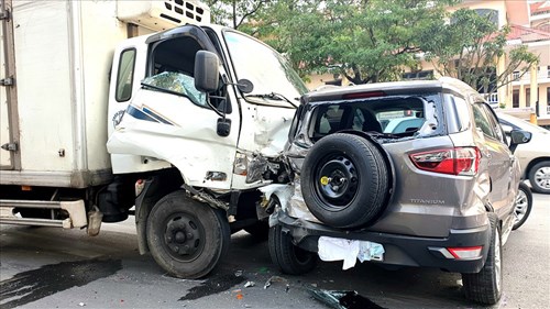 Quảng Bình: Xe tải lao thẳng vào đoàn xe chờ đèn đỏ, 2 người trọng thương