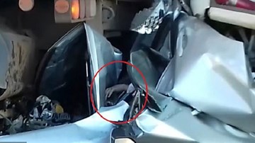 Tài xế sống sót thần kỳ trong chiếc xe bẹp dúm