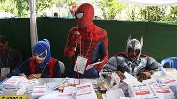 'Người Nhện', 'Thần Sấm' cổ vũ người đi bỏ phiếu ở Indonesia