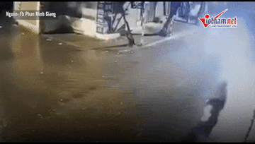 Khoảnh khắc người phụ nữ chạy xe máy, bỗng ngã xuống đường tử vong ở Hà Nội