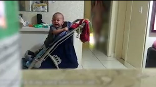 Về nhà thấy con khóc, chồng đang  'bận' ôm người trông trẻ trong phòng ngủ