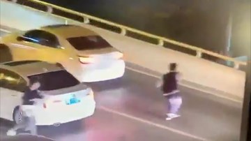 Bị mẹ chỉ trích vì cãi nhau với bạn, nam sinh lao khỏi xe nhảy cầu tự tử