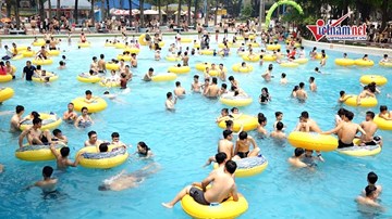 Công viên nước đông nghịt người đến tắm trong đợt nắng nóng đầu tiên