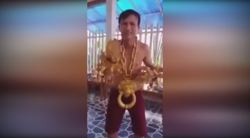 Lại thêm một 'đại gia khoe vàng' khiến dân mạng xôn xao