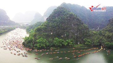 Tràng An rực rỡ ngày khai hội, du khách ùn ùn đổ về Ninh Bình
