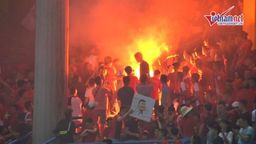 CĐV Hải Phòng 'tấn công' sân Hàng Đẫy bằng pháo sáng