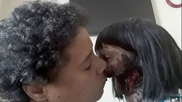 Sở thích rùng rợn của thiếu nữ với búp bê xác sống