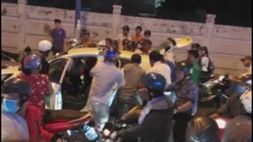 Hai thanh niên cướp taxi bị người dân vây bắt