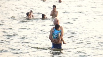 Chuyên gia cảnh báo nguy cơ bệnh chết người khi tắm ở hồ Tây