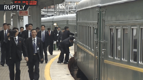 Vừa tới Nga, dàn cận vệ ông Kim Jong-un lại gây sốt với hành động lạ