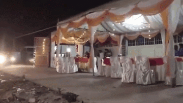 Ô tô lao thẳng vào rạp cưới dựng giữa đường, nhiều người bỏ chạy