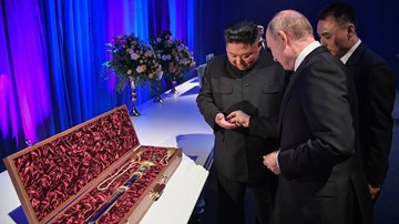 Tổng thống Putin và Chủ tịch Kim Jong-un tặng nhau bảo kiếm và đồng xu