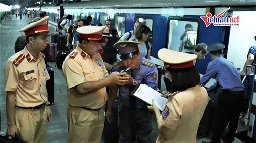 Đột kích ga Hà Nội, CSGT phát hiện trưởng tàu vi phạm nồng độ cồn