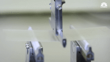 Bên trong đại bản doanh chuyên sản xuất kính cường lực cho iPhone