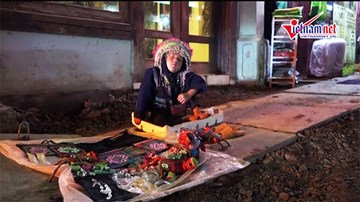 Sa Pa kỳ nghỉ lễ: Em bé ngủ gật bán hàng, địu em sơ sinh ra phố kiếm tiền