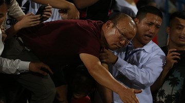 Thầy Park vượt vòng vây fan hâm mộ, trèo rào bắt tay Văn Hậu, Quang Hải