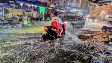 Hà Nội mưa giông lớn ngày nghỉ lễ, dân rẽ sóng về nhà