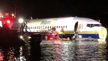 Máy bay Boeing 737 chở 142 người lao xuống sông ở Mỹ