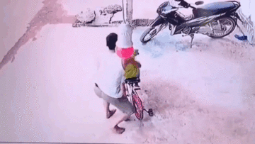 Xe công nông mất lái lao vào cửa nhà, bố phản ứng nhanh như cắt