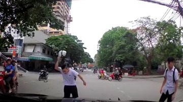 Sang đường gây va chạm, thanh niên dùng mũ bảo hiểm đánh tới tấp học sinh