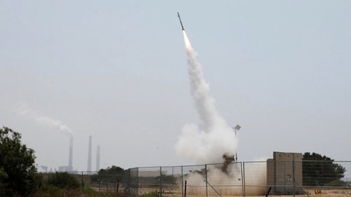 Hơn 100 quả tên lửa dội xuống Israel