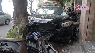 Hiện trường vụ 'xe điên' lao vỉa hè đâm nát 6 xe máy trên phố Hà Nội