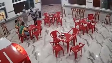 Xông vào quán ăn trấn lột tiền, hai tên cướp bị đánh tơi tả