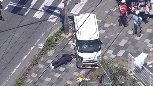 Ô tô lao lên vỉa hè tông thẳng vào nhóm học sinh mẫu giáo ở nhật