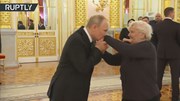 TT Putin xúc động ôm chặt, hôn tay cô giáo từ thời tiểu học