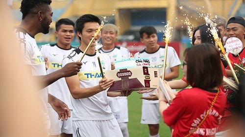 Fan nữ bất ngờ tặng bánh mừng sinh nhật Tuấn Anh và các đồng đội