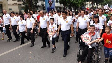 Gần 10.000 người đi bộ kêu gọi 'Đã uống rượu bia không lái xe'