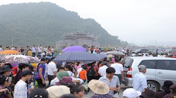 Du khách ùn ùn đổ về chùa Tam Chúc ngày khai mạc Đại lễ Vesak 2019