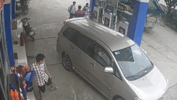 Đi ô tô vào đổ xăng, nam tài xế 'tiện tay' trộm can dầu nhớt