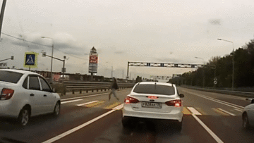 Phóng nhanh, vượt đèn đỏ ô tô đâm bay cô gái đang sang đường